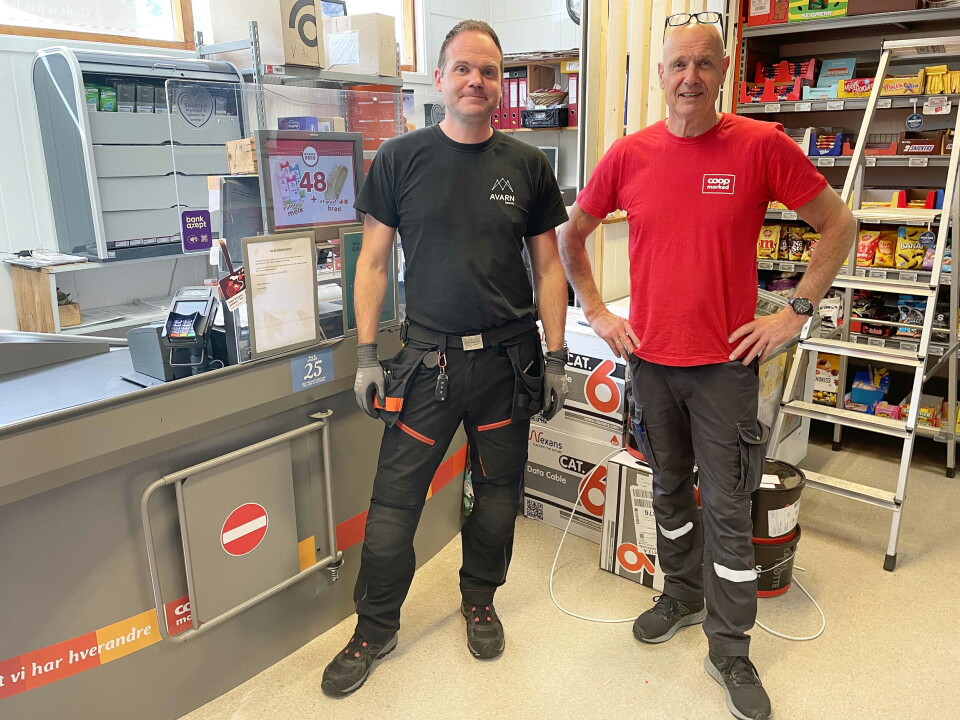 - Her blir det ein butikk som alle blir tjent med, seier Coopens altmulegmann Geir Hovde (til høgre) og montør Håvard Pedersen. Butikkansatt og montør i gang med montering av selvbetjeningskasse og overvåkning i butikken.
