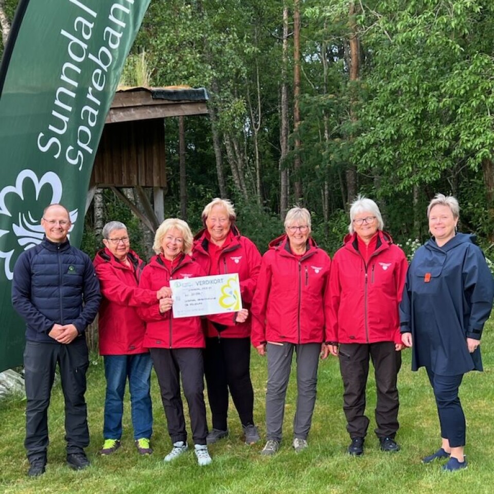 Overrekkelse av gavesjekk fra Sunndal sparebank. Sunndal sparebank overrekker gavesjekk til demensforeningen