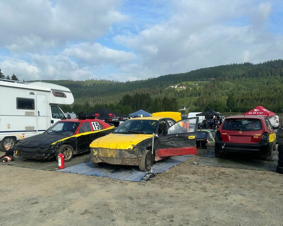 Mange biler å se på Bollandsmoen på Melhus 2. juni. Crossbiler
