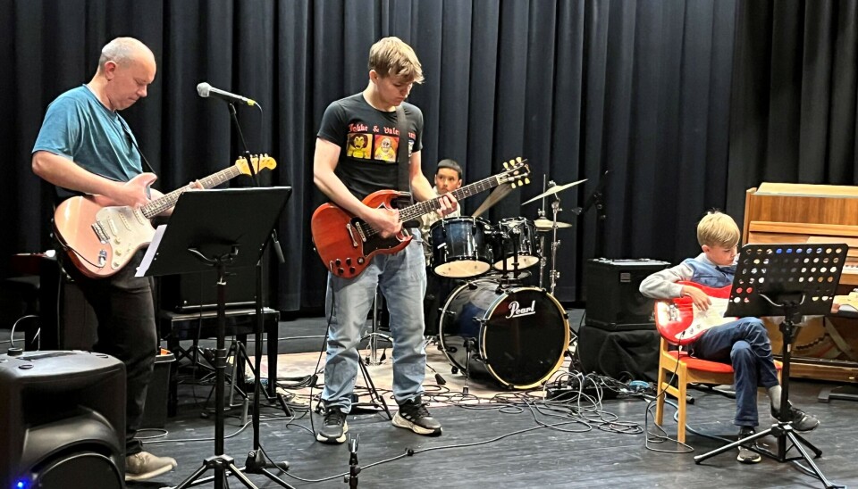 Rune, Daniel, Airo og Kasper. Et band av en voksen, en ungdom og to gutter på scenen.
