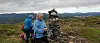 Tre turgåere ved en varde på en fjelltopp