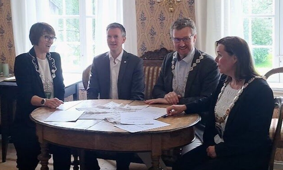 En stor dag for Rindal kommune: Bygdevekst-avtalen er signert Fire personer rundt et bord med papirer.