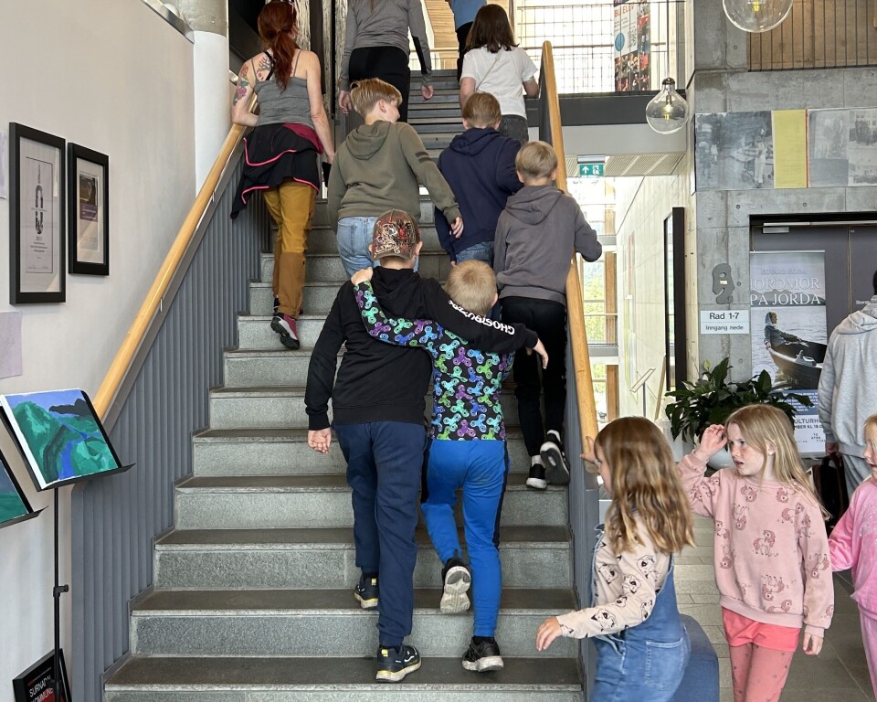 Elever fra Bøfjord er på vei opp til biblioteket