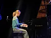 jente spiller piano på scene