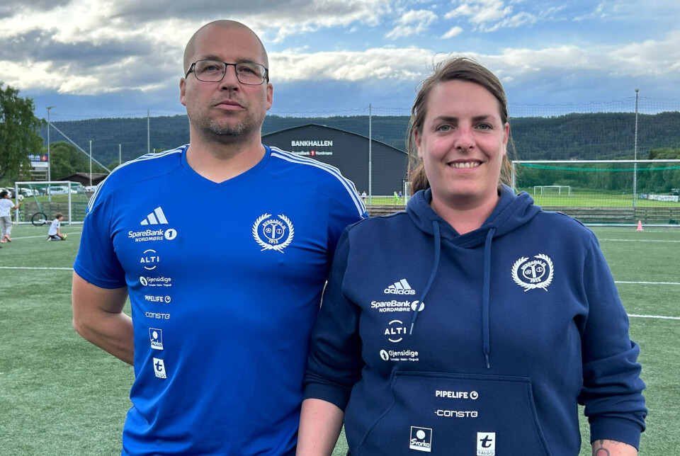 Råg Schei og Gunn Heidi Ansnes. En mann og ei dame i drettslagsdrakter på en forballbane.