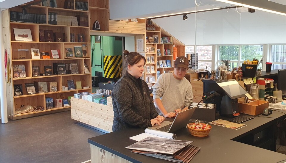 Gjennomgang av tekst til bilder To personer ved en pc ved en skranke