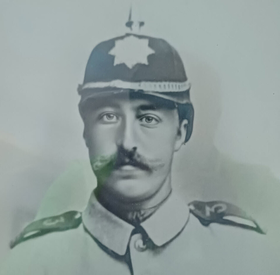 Jon Åsgård fra Bøfjorden som grensevakt i 1905. Et gammelt portrettbilde av en soldat.