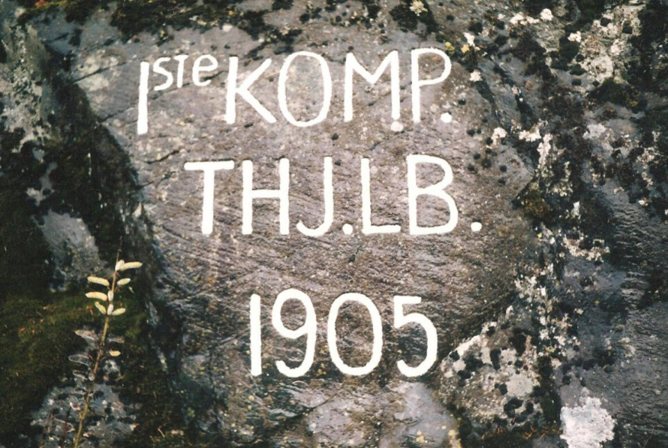 En stein med kompanimerke ved Gudå. En stein med inskripsjon: 1ste KOMP THJ.LB 1905