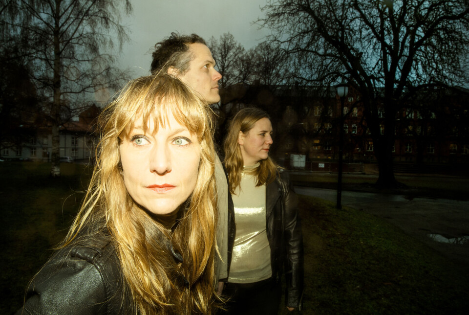 Hedvig Mollestad Trio. To damer og en mann.