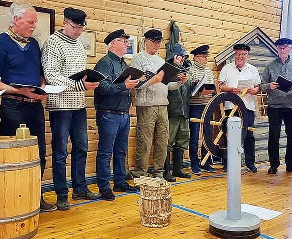 Kabareten «Med segl opg Wichmann» fortel om sjøfolk frå Bøfjorden – her mannsgruppa i P17. Et mannskor.