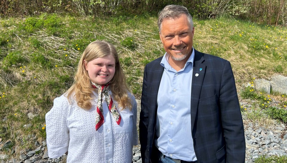 Dordi Boksasp Lerum og Per Ivar Lied i Senterpartiet. dame og mann står ute foran gress