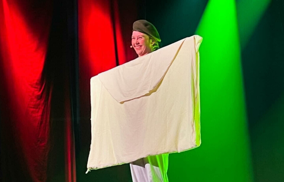 Slik kan det oppleves å få innkalling til militæret En jente står på en scene utkledd som en konvolutt. Bena vises og hodet vises. Hun har på Berret