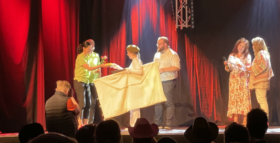 Jannicke V.Stenberg vant pris under finaleforestillingen for beste ide 7 personer på scena, en person med en stor konvolutt med seg, hun får en rose av en annen