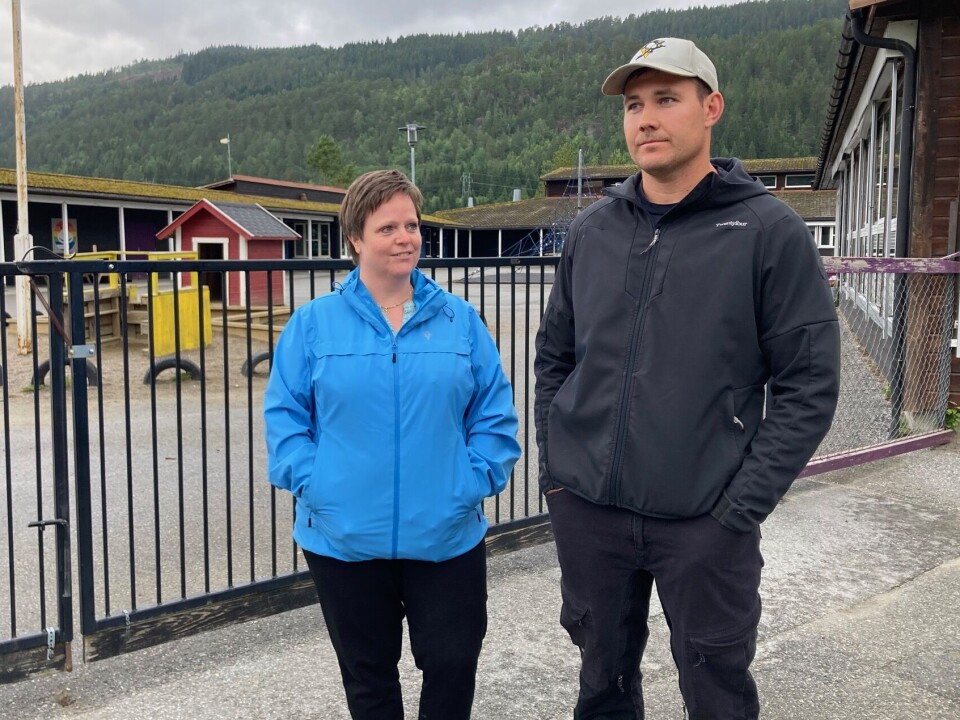 Leder i FAU ved Mo oppvekstsenter Marianne Hansen Røv og nestleder Magnar Løset er overrasket over budsjettforslaget som er lagt fram i kommunen. Kvinne og mann står utenfor oppvekstsenteret