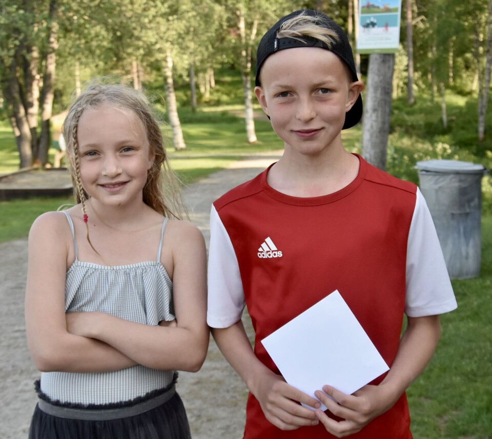 Melina og Olai Bolme Bjørnbeth, løp begge en runde i fjor. Olai ble trukket ut som vinner av et gavekort. Ei jente og en gutt som står på en tursti.