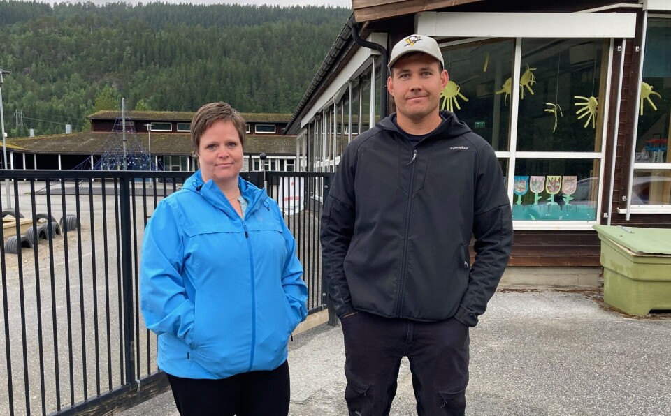 - Vi står samlet om dette, vi må få beholde oppvekstsenteret vårt! Dette mener leder i FAU ved Mo Marianne Hansen Røv og nestleder Magnar Løset. To som står foran porten til skolegården ved Mo oppvekstsenter.