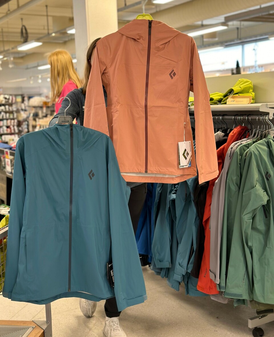 Vi stepper opp salget Allværsjakker utstilt i en butikk.