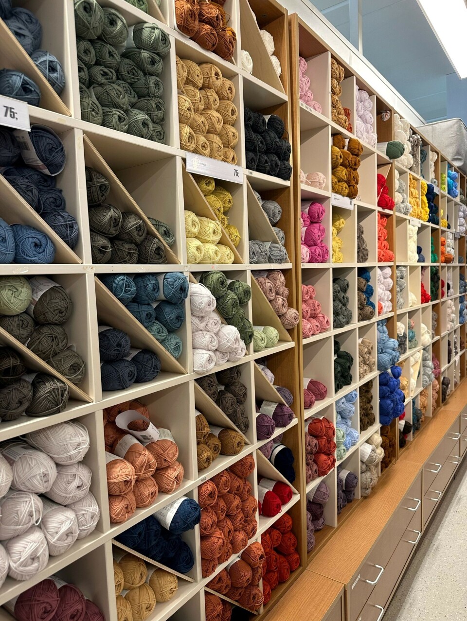 Hyller med garn.