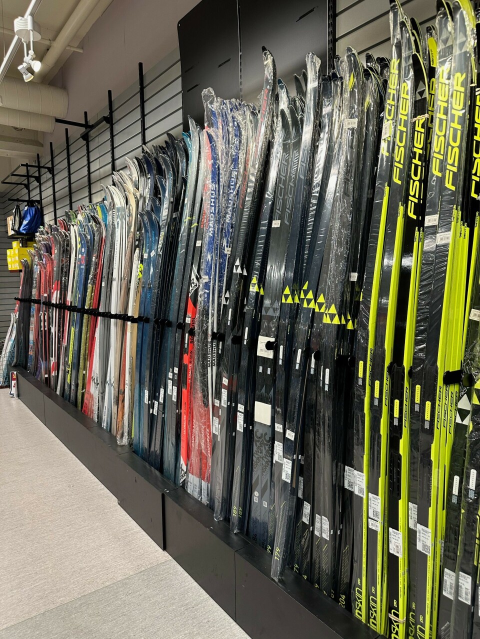 En butikkvegg med ski.