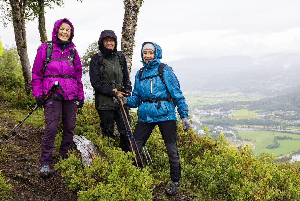 Pause på Gammelsetra. Tre turkledde damer på et utsiktspunkt på en fjellsti.