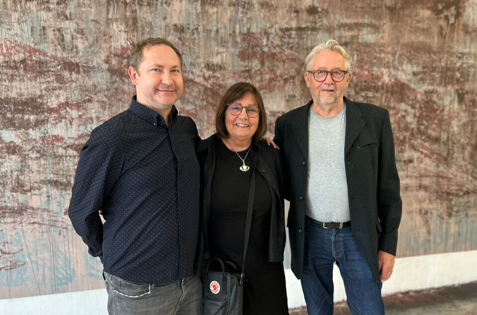Kunstnerne Māris Čačka og Beate Gjersvold, og John Arne Mogstad, som 'bare' var arrangør av utstillingen. To menn og ei dame foran et kunstverk som er malt rett på en vegg.