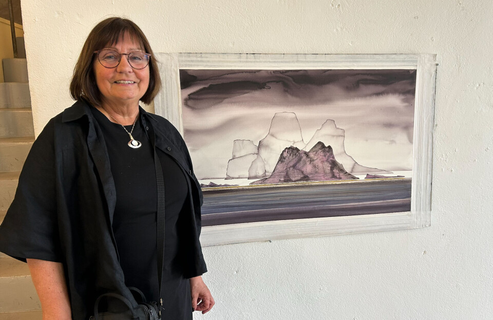 Beate Gjersvold henter inspirasjon fra naturen i nærområdet. Ei dame ved et maleri på en vegg.