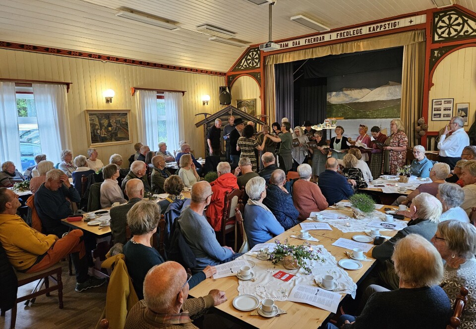 Bra med folk på Sommarsongkvelden. Mange folk som sitter langs langbord i Todalen ungdomshus.