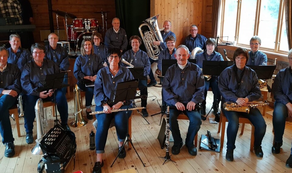 Blæstn åpner Kulturvøkku med konsert i Granheim. Korps med blå buseruller.