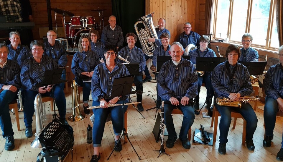 Blæstn åpner Kulturvøkku med konsert i Granheim. Korps med blå buseruller.