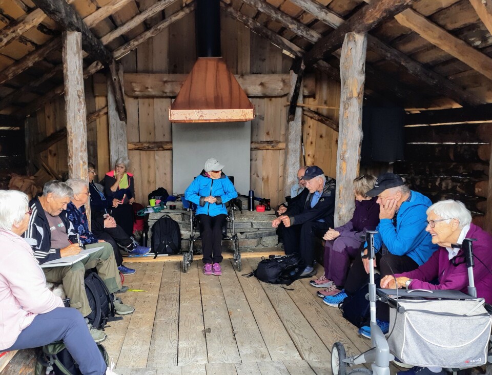 Mennesker inne i en gapahuk