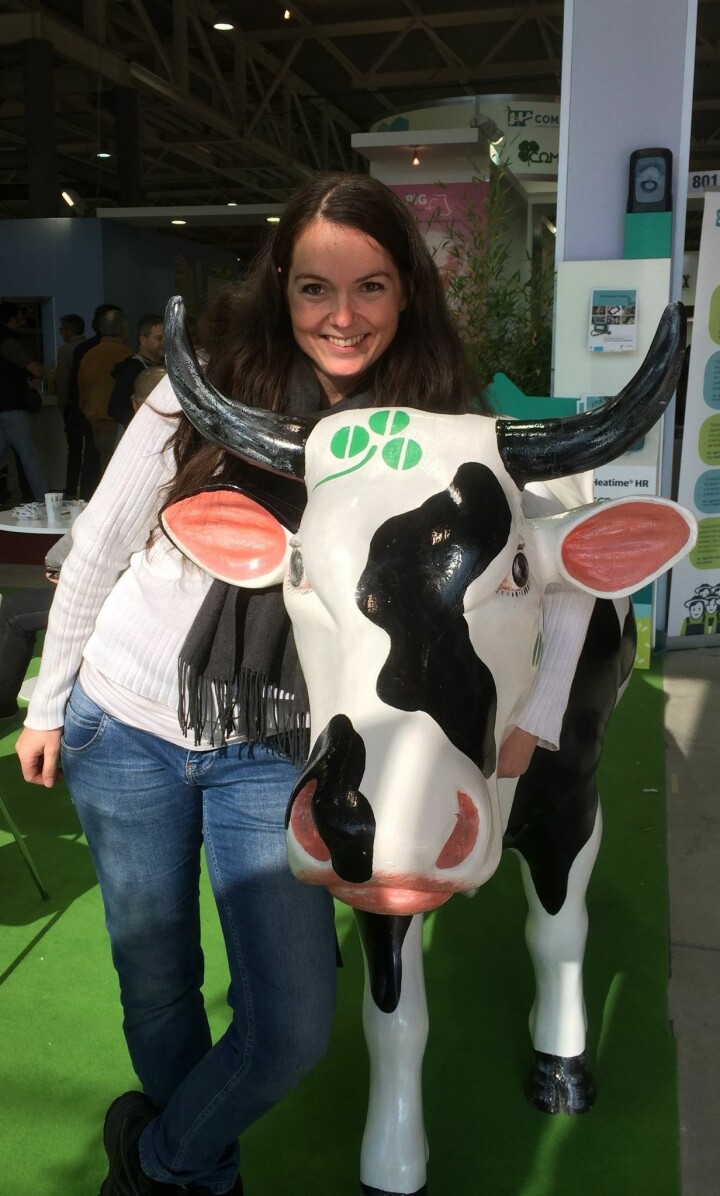 Elin Moen Lysø anmodar produsentar å søkje råd om dei vil auke mjølkeproduksjonen. Ei smilende dame ved siden av en plastku.