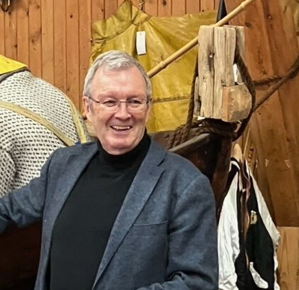 Bernt Bøe ønsket velkommen og orienterte om Sjøbruksmuseet Mann i dresssjakke inne på museum
