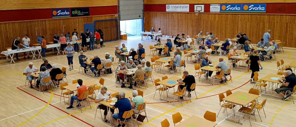 Svolten gav seg oversynsbildet ove salen med folk rundt borda