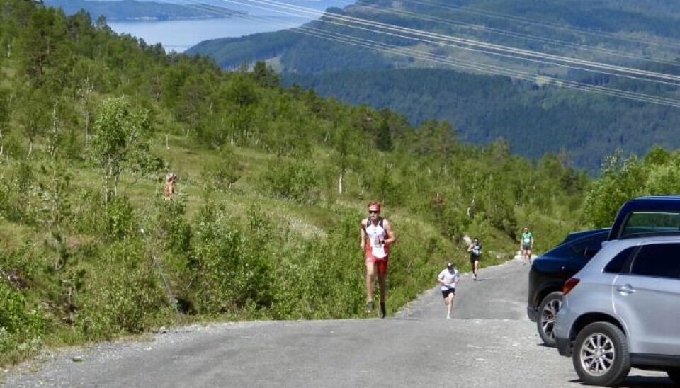 Håkon Bøklep i godt driv oppover mot mål. Løpere på vei opp en bakke