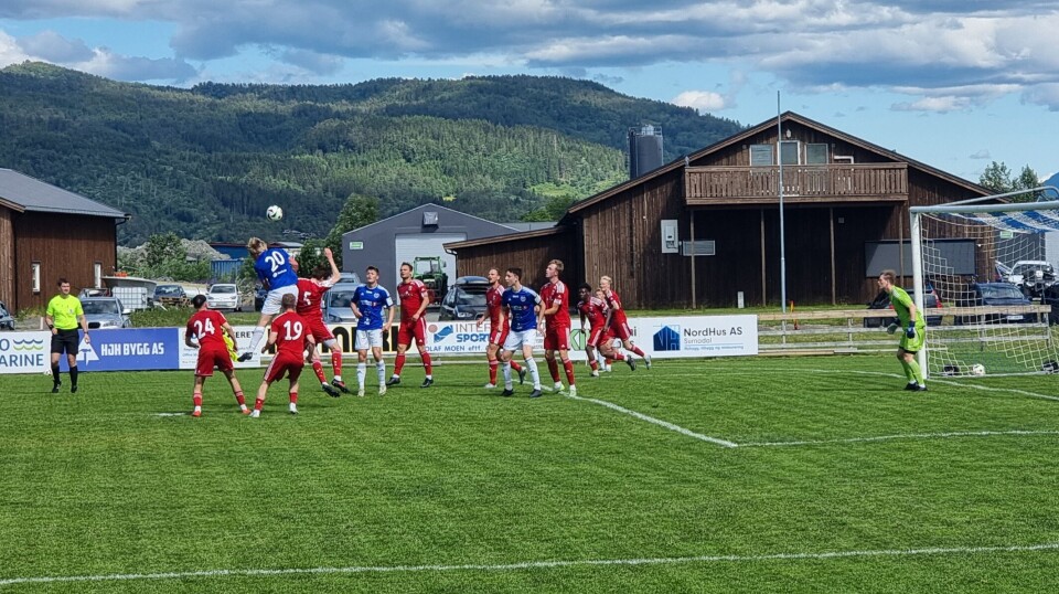 To skudd i stanga, men ingen i mål En fotballkamp med en som header mot mål