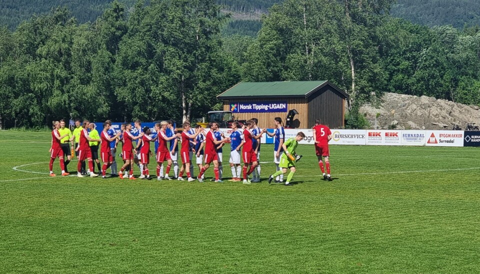 To skudd i stanga, men ingen i mål To fotballag hilser før kamp