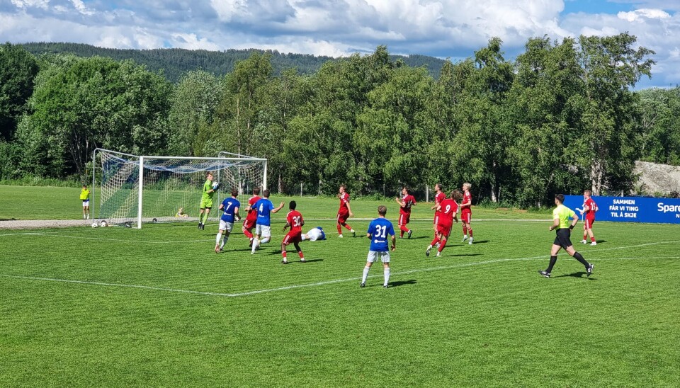 To skudd i stanga, men ingen i mål Fotballkamp
