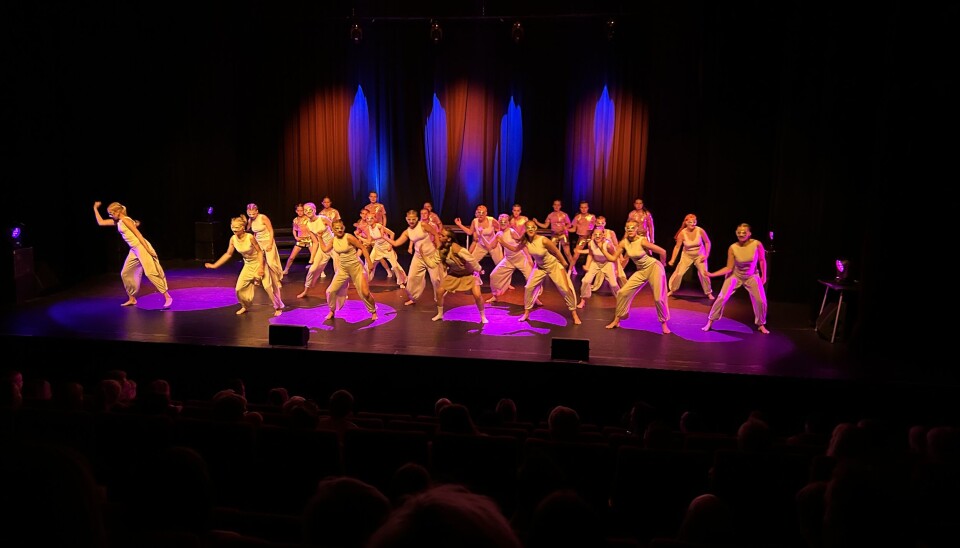 FASADEN: Glimrende koreografier på løpende bånd Dansere på en scene