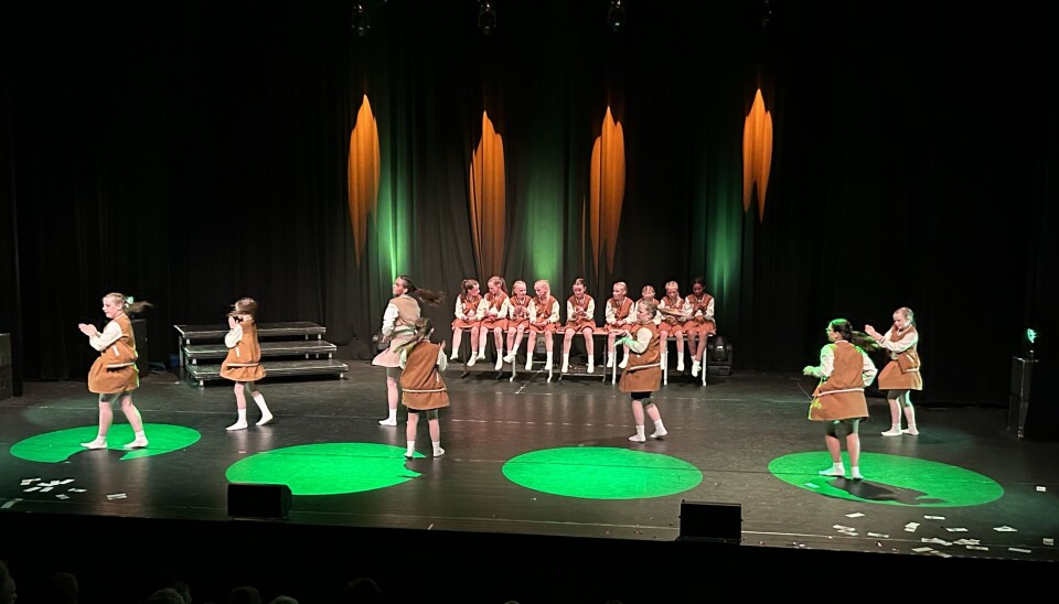 FASADEN: Glimrende koreografier på løpende bånd Dansere på en scene