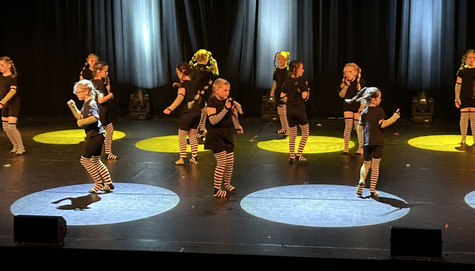 FASADEN: Glimrende koreografier på løpende bånd Dansere på en scene