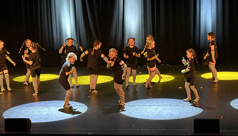 FASADEN: Glimrende koreografier på løpende bånd Dansere på en scene