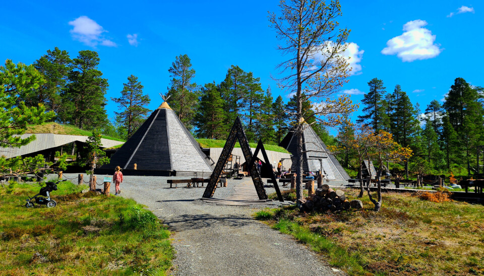 Forskningsstasjonen i all sin prakt Bygning iblant furutrær og lyng. Det går en grussti opp til bygningen.