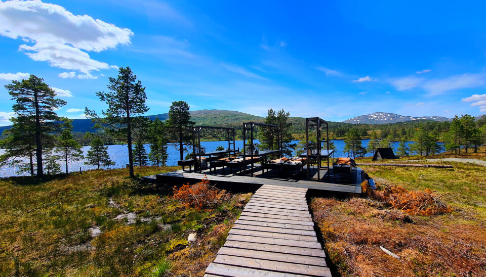Forskningsstasjonen ligger rett ved det idylliske Langvatnet Bilde av en platting som står et lite stykke unna et tjern.