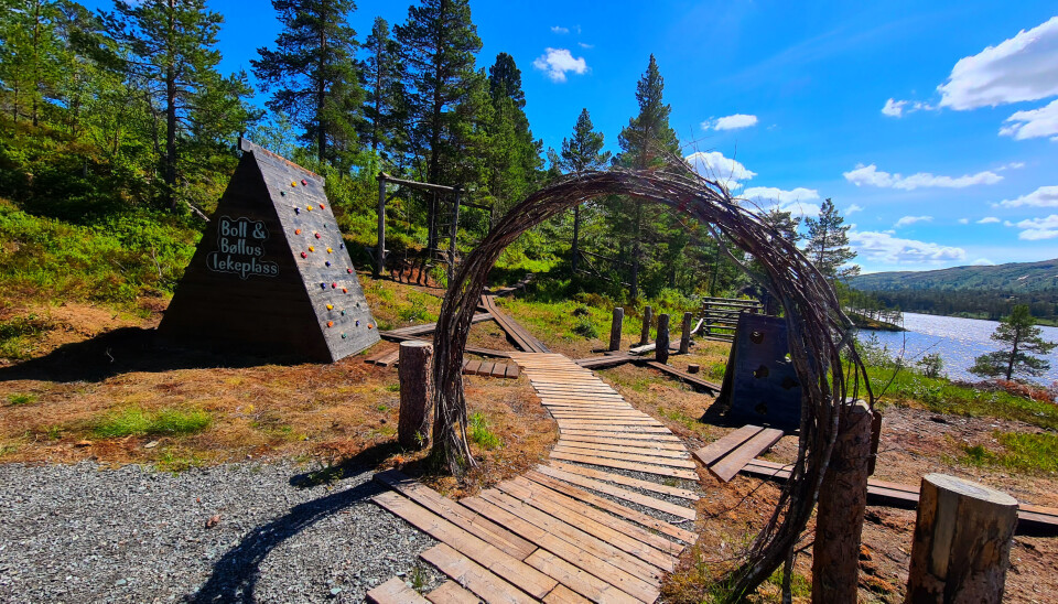 Slipp små trollforskere løs på Boll & Bøllus lekeplass Bilde av en port-lignende konstruksjon laget av kvister  som leder opp til en lekeplass