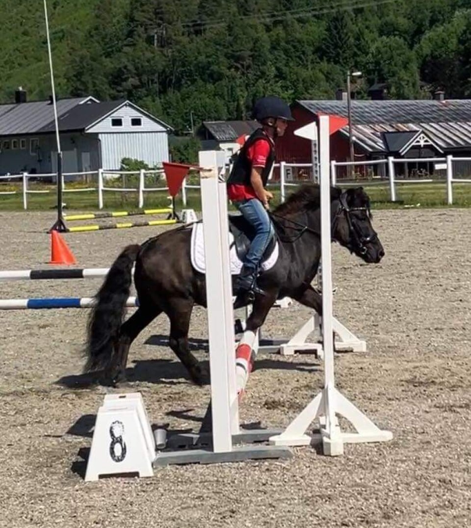 Snorre Mikael og Morganas Jennifer i 40 cm Svart ponni som hopper hinder med gutt på ryggen
