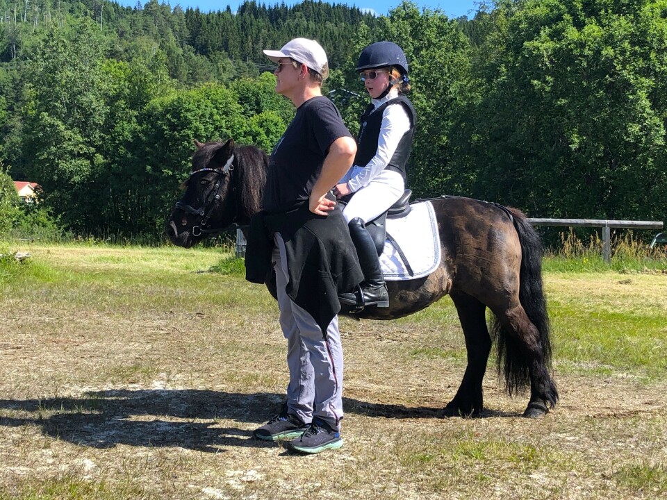 Vilja Dorothea venter på sin tur på ponnien Morganas Jennifer Jente med stevneantrekk på svart ponni