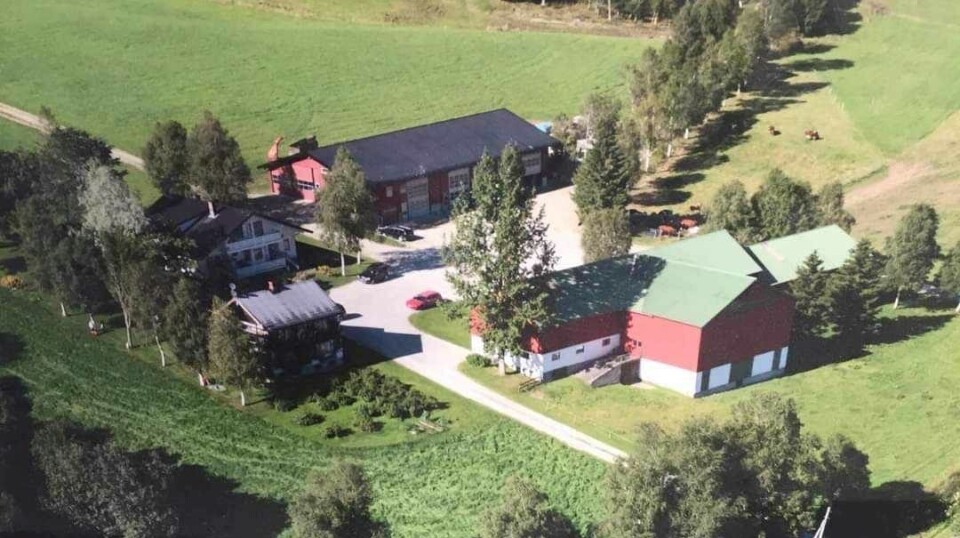 Satser for fullt som maskinentreprenør En gård, sett fra lufta.