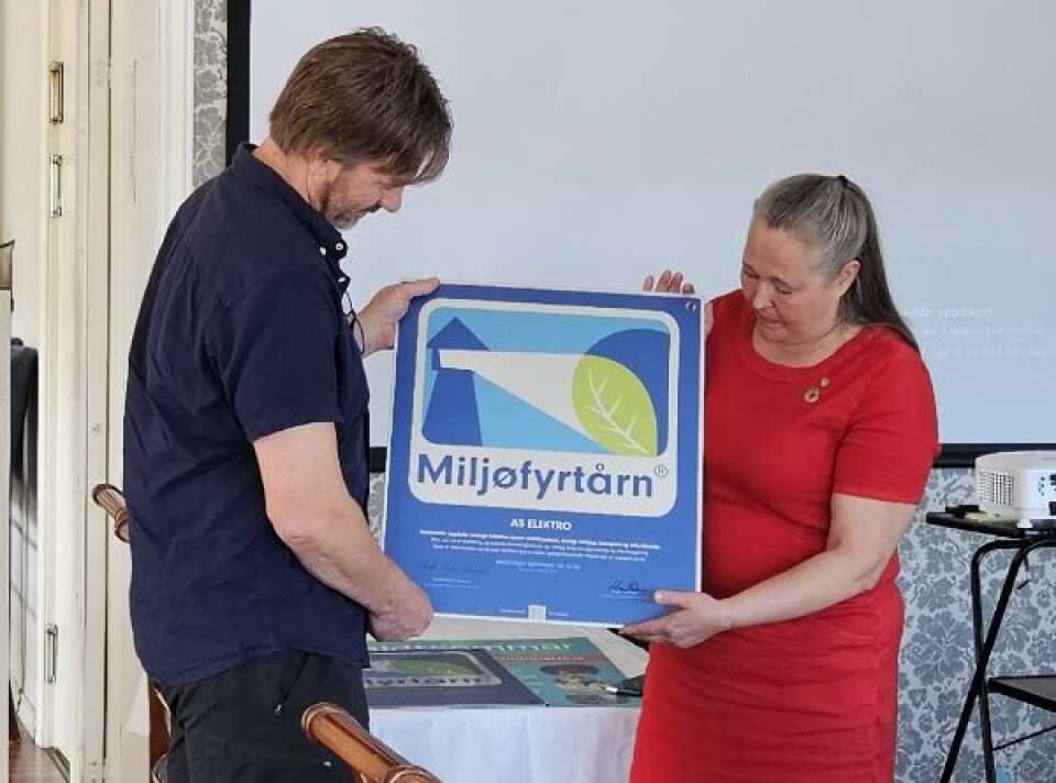 Einar Fiske fra AS Elektro tar imot sin diplom fra Anett Ranes