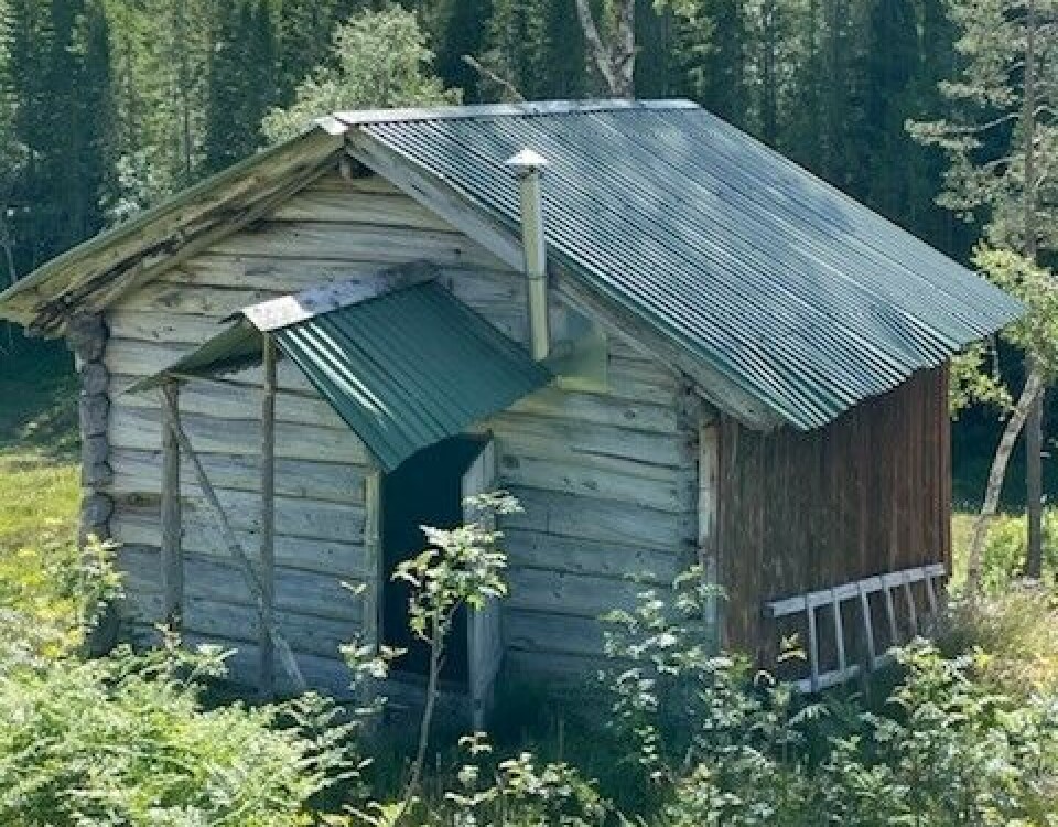 Surndalsneset. Et lite, gammelt tømmerhus.