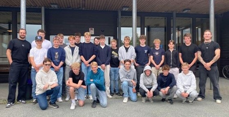 BROR mental helse besøkte Rindal skole. En flokk med ungdomsskoleelever, gutter, og to menn.